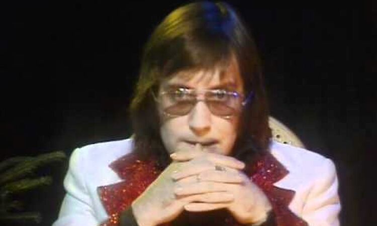 Mud - Lonely This Christmas (Official Video)