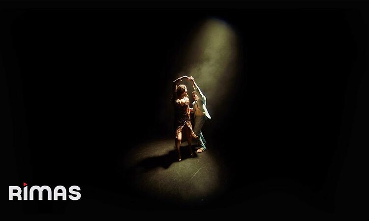 BAD BUNNY - BAILE INoLVIDABLE (Video Oficial) | DeBÍ TiRAR MáS FOToS