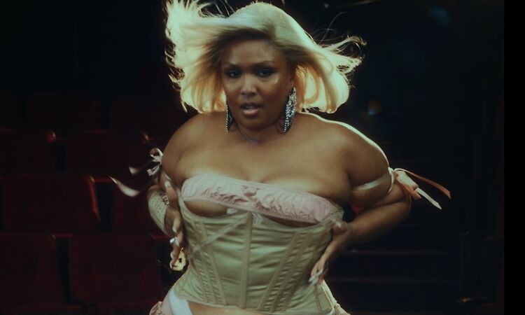  Lizzo - Don't Make Me Love U (Official Video)