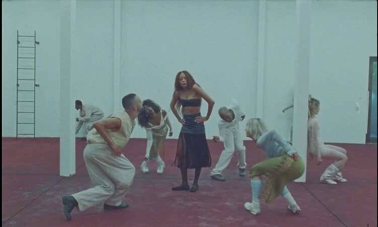 Ravyn Lenae - Handle (Official Music Video)